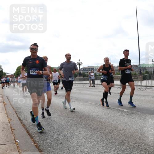 29.06.2025 - hella hamburg halbmarathon Lena Gebhardt http://msf.ph/oto/8291839 29.06.2025 10:21:18 Lombardsbrücke 950, 956, 17341, 1028, 11775, 1028, 1072, 1266, 1401, 1658, 2271, 2383, 2635, 2815, 2923, 2945, 2956, 2986, 3122, 3161, 3453, 3770, 3813, 3817, 3825, 3826, 4082, 4350, 4697, 4786, 5041, 5061, 5373, 5395, 5412, 5493, 5767, 6103, 6275, 6308, 6844, 7228, 7375, 7522, 7553, 7608, 7781, 8095, 8113, 8286, 8724, 8726, 8844, 9005, 9011, 9100, 9108, 9236, 9483, 9499, 9501, 9532, 9624, 9981, 10374, 10585, 10602, 10874, 11145, 11698, 12175, 12694, 12844, 13057, 13508 meine-sportfotos.de
