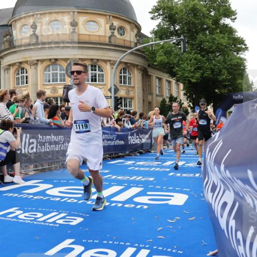 29.06.2025 - hella hamburg halbmarathon Strokosch-Dieckow http://msf.ph/oto/8291846 29.06.2025 10:50:14 Ziel 1119, 3296, 4933, 7176, 7930, 7932, 8313, 8921, 10371, 11607, 12235, 12949, 13282, 13609, 13690, 14034, 15620, 16000, 16242, 18499, 18811, 19040 meine-sportfotos.de