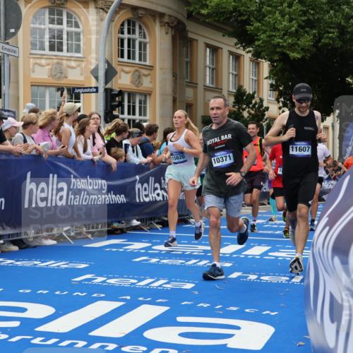 29.06.2025 - hella hamburg halbmarathon Strokosch-Dieckow http://msf.ph/oto/8291860 29.06.2025 10:50:15 Ziel 1119, 3296, 4247, 4933, 7176, 7930, 7932, 8899, 8921, 10371, 11607, 12235, 12949, 13609, 13690, 14034, 15620, 16000, 16242, 18499, 18811, 19040 meine-sportfotos.de