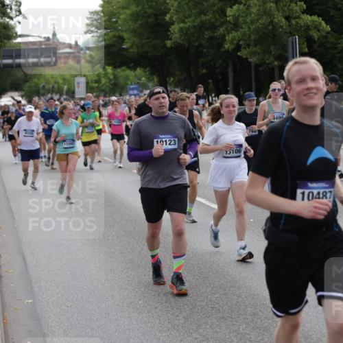 29.06.2025 - hella hamburg halbmarathon Jannik Wohlers http://msf.ph/oto/8291863 29.06.2025 10:36:21 Lombardsbrücke 1118, 1253, 1948, 1952, 1954, 2552, 2588, 3873, 3895, 4084, 4618, 4762, 4996, 5789, 6156, 6359, 7773, 8499, 8936, 8937, 9295, 9500, 9694, 9701, 10123, 10487, 11672, 11831, 11912, 12302, 12605, 12770, 12775, 13092, 13106, 13165, 13265, 13266, 13657, 13704, 13902, 13903, 14695, 15077, 15588, 15805, 15972, 15992, 16228, 16309, 16977, 17018, 17115, 17156, 17349, 17807, 18152, 18174, 18482, 18488, 18644, 18646, 18929 meine-sportfotos.de