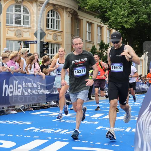 29.06.2025 - hella hamburg halbmarathon Strokosch-Dieckow http://msf.ph/oto/8291876 29.06.2025 10:50:15 Ziel 1119, 3296, 4247, 4933, 7176, 7930, 7932, 8899, 8921, 10371, 11607, 12235, 12949, 13609, 13690, 14034, 15620, 16000, 16242, 18499, 18811, 19040 meine-sportfotos.de