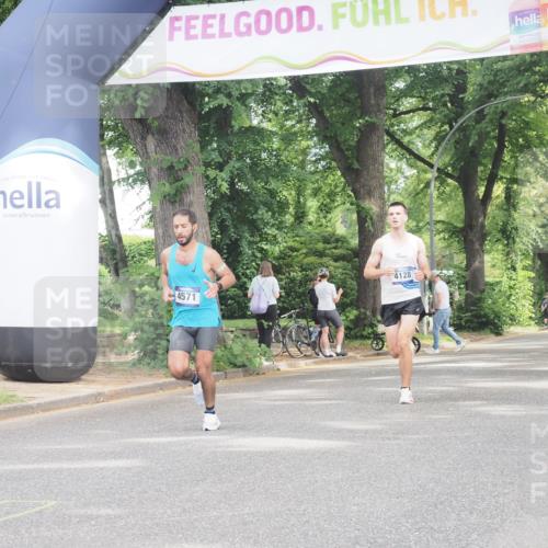 29.06.2025 - hella hamburg halbmarathon KatJ http://msf.ph/oto/8291956 29.06.2025 10:13:04 Zwischen KM18-KM19 4128, 4571 meine-sportfotos.de