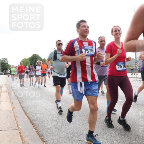 29.06.2025 - hella hamburg halbmarathon Lena Gebhardt http://msf.ph/oto/8291960 29.06.2025 10:36:23 Lombardsbrücke 19230, 7575, 7576, 8, 1008, 1010, 1036, 1102, 1183, 1224, 1775, 1780, 1835, 2124, 2520, 2870, 3398, 3401, 3404, 3428, 3699, 3741, 3877, 4245, 4326, 4413, 4442, 4798, 4937, 5012, 5246, 5427, 5540, 5573, 5666, 5747, 5809, 5919, 6092, 6093, 6184, 6190, 6417, 6667, 6896, 7086, 7111, 7140, 7275, 7575, 7576, 7632, 8356, 8498, 8530, 8581, 8945, 8947, 9115, 9117, 9229, 13265, 15077, 17156, 17807, 18152, 18488 meine-sportfotos.de