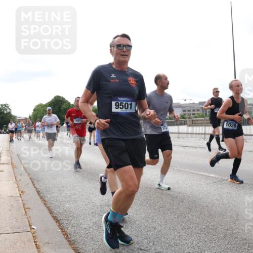 29.06.2025 - hella hamburg halbmarathon Lena Gebhardt http://msf.ph/oto/8291962 29.06.2025 10:21:18 Lombardsbrücke 1451, 9501, 173, 153, 1028, 1775, 1028, 1072, 1266, 1401, 1658, 2271, 2383, 2635, 2815, 2923, 2945, 2956, 2986, 3122, 3161, 3453, 3770, 3813, 3817, 3825, 3826, 4082, 4350, 4697, 4786, 5041, 5061, 5373, 5395, 5412, 5493, 5767, 6103, 6275, 6308, 6844, 7228, 7375, 7522, 7553, 7608, 7781, 8095, 8113, 8286, 8724, 8726, 8844, 9005, 9011, 9100, 9108, 9236, 9483, 9499, 9501, 9532, 9624, 9981, 10374, 10585, 10602, 10874, 11145, 11698, 12175, 12694, 12844, 13057, 13508 meine-sportfotos.de