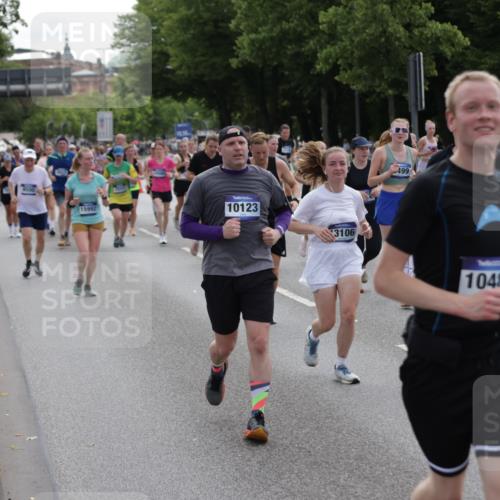 29.06.2025 - hella hamburg halbmarathon Jannik Wohlers http://msf.ph/oto/8291970 29.06.2025 10:36:21 Lombardsbrücke 1118, 1253, 1948, 1952, 1954, 2552, 2588, 3873, 3895, 4084, 4618, 4762, 4996, 5789, 6156, 6359, 7773, 8499, 8936, 8937, 9295, 9500, 9694, 9701, 10123, 10487, 11672, 11831, 11912, 12302, 12605, 12770, 12775, 13092, 13106, 13165, 13265, 13266, 13657, 13704, 13902, 13903, 14695, 15077, 15588, 15805, 15972, 15992, 16228, 16309, 16977, 17018, 17115, 17156, 17349, 17807, 18152, 18174, 18482, 18488, 18644, 18646, 18929 meine-sportfotos.de