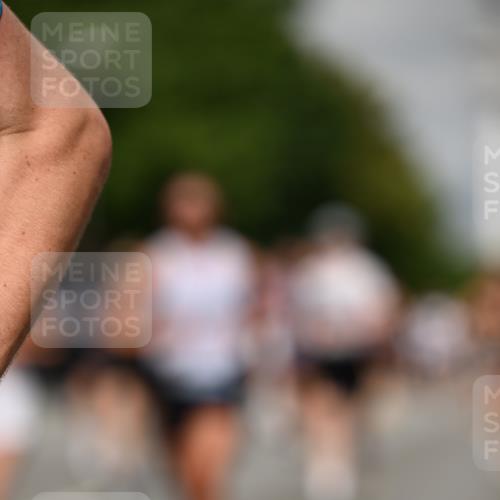 29.06.2025 - hella hamburg halbmarathon Dr. Thomas Lammeyer http://msf.ph/oto/8291975 29.06.2025 10:16:06 Kennedybrücke 1249, 1790, 1850, 1851, 2963, 2964, 3182, 3248, 3262, 3746, 3837, 4453, 4499, 5166, 5176, 6822, 6871, 6966, 7370, 7474, 8206, 8207, 8971, 9119, 9253, 9254, 9405, 10685 meine-sportfotos.de
