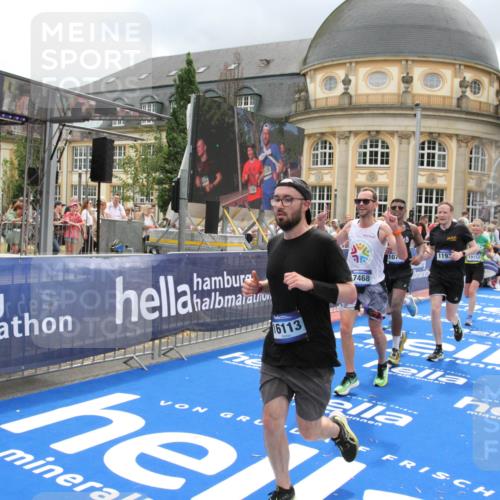 29.06.2025 - hella hamburg halbmarathon Michael Strokosch http://msf.ph/oto/8291997 29.06.2025 10:56:19 Ziel 1193, 5465, 7547, 8639, 9903, 9907, 10789, 12348, 14363, 15484, 16113, 16375, 16634, 17468, 18117, 18495, 18652, 18741, 19152 meine-sportfotos.de