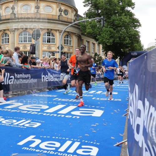 29.06.2025 - hella hamburg halbmarathon Strokosch-Dieckow http://msf.ph/oto/8292007 29.06.2025 10:50:19 Ziel 4247, 4933, 6795, 7930, 7932, 8899, 8921, 10371, 12035, 12624, 12949, 13609, 13690, 14034, 15620, 16000, 16242, 18394, 18499, 18811, 19040 meine-sportfotos.de