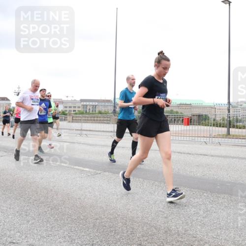 29.06.2025 - hella hamburg halbmarathon Lena Gebhardt http://msf.ph/oto/8292019 29.06.2025 10:55:52 Lombardsbrücke 5220, 10593, 8110, 1616, 1873, 1909, 1917, 2095, 2793, 3101, 3244, 3268, 4265, 4354, 4470, 4473, 4836, 4896, 5220, 5222, 5306, 5487, 5575, 5994, 6055, 6056, 6113, 6257, 6494, 6594, 7516, 7548, 7616, 7680, 7969, 8005, 8110, 8305, 8527, 8532, 8533, 8626, 8648, 9548, 9614, 9618, 9838, 9857, 9858, 9861, 9865, 9956, 10094, 10436, 10438, 10449, 10559, 10593, 10640, 10885, 11903, 11962, 11963, 12695, 12902, 14727 meine-sportfotos.de
