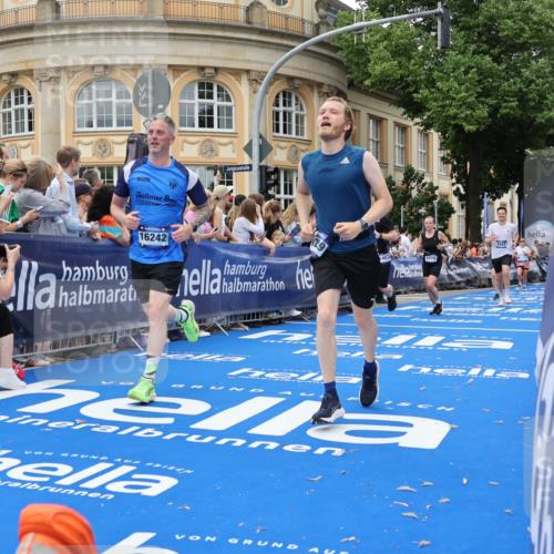 29.06.2025 - hella hamburg halbmarathon Strokosch-Dieckow http://msf.ph/oto/8292059 29.06.2025 10:50:21 Ziel 4127, 4247, 4933, 6795, 7930, 7932, 8899, 8921, 11455, 12035, 12624, 12949, 13609, 13690, 14034, 14626, 16000, 16242, 17319, 18394, 18499, 18811, 19040 meine-sportfotos.de