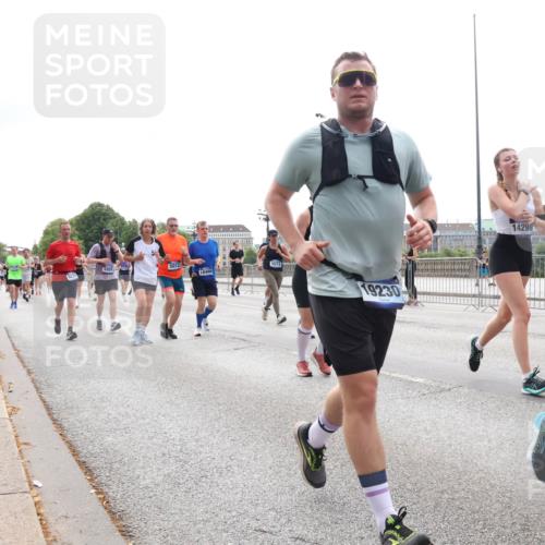 29.06.2025 - hella hamburg halbmarathon Lena Gebhardt http://msf.ph/oto/8292071 29.06.2025 10:36:24 Lombardsbrücke 5809, 5012, 18466, 5573, 19230, 14296, 1008, 1010, 1036, 1102, 1183, 1224, 1775, 1780, 1835, 2124, 2520, 2870, 3398, 3401, 3404, 3428, 3699, 3741, 3877, 4245, 4326, 4442, 4798, 4937, 5012, 5246, 5427, 5540, 5573, 5666, 5747, 5809, 5919, 6092, 6093, 6184, 6190, 6417, 6667, 6896, 7086, 7111, 7140, 7275, 7575, 7576, 7632, 8356, 8498, 8530, 8581, 8945, 8947, 9115, 9117, 9229, 13265, 15077, 17156, 17807, 18152, 18488 meine-sportfotos.de
