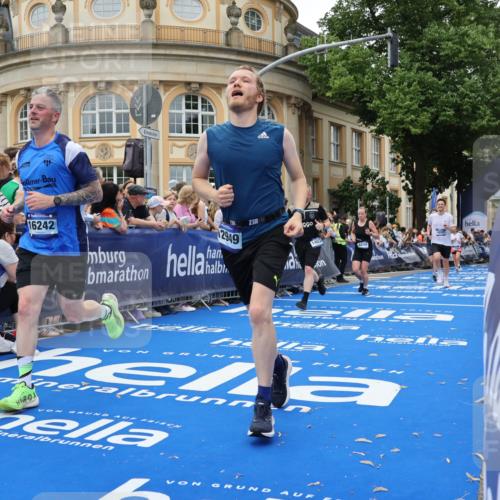 29.06.2025 - hella hamburg halbmarathon Strokosch-Dieckow http://msf.ph/oto/8292074 29.06.2025 10:50:21 Ziel 4127, 4247, 4933, 6795, 7930, 7932, 8899, 8921, 11455, 12035, 12624, 12949, 13609, 13690, 14034, 14626, 16000, 16242, 17319, 18394, 18499, 18811, 19040 meine-sportfotos.de