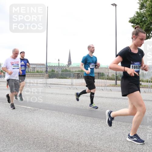 29.06.2025 - hella hamburg halbmarathon Lena Gebhardt http://msf.ph/oto/8292099 29.06.2025 10:55:52 Lombardsbrücke 10593, 8110, 13504, 16926, 6, 1616, 1873, 1909, 1917, 2095, 2793, 3101, 3244, 3268, 4265, 4354, 4470, 4473, 4836, 4896, 5220, 5222, 5306, 5487, 5575, 5994, 6055, 6056, 6113, 6257, 6494, 6594, 7516, 7548, 7616, 7680, 7969, 8005, 8110, 8305, 8527, 8532, 8533, 8626, 8648, 9548, 9614, 9618, 9838, 9857, 9858, 9861, 9865, 9956, 10094, 10436, 10438, 10449, 10559, 10593, 10640, 10885, 11903, 11962, 11963, 12695, 12902, 14727 meine-sportfotos.de
