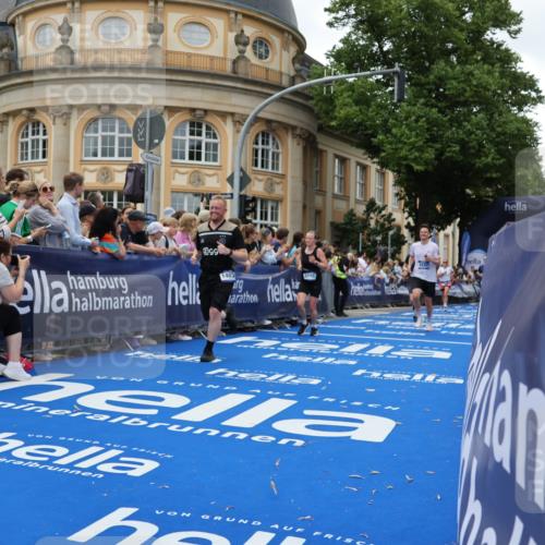 29.06.2025 - hella hamburg halbmarathon Strokosch-Dieckow http://msf.ph/oto/8292101 29.06.2025 10:50:22 Ziel 4127, 4247, 4933, 6795, 8153, 8899, 8921, 11455, 12035, 12624, 12949, 13609, 13690, 14034, 14626, 16000, 16242, 17319, 18394, 18499 meine-sportfotos.de