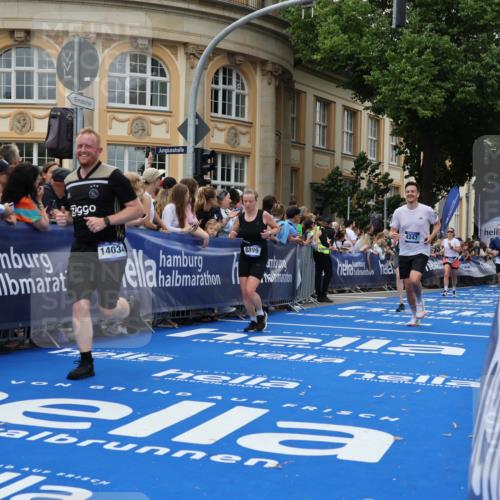 29.06.2025 - hella hamburg halbmarathon Strokosch-Dieckow http://msf.ph/oto/8292119 29.06.2025 10:50:22 Ziel 4127, 4247, 4933, 6795, 8153, 8899, 8921, 11455, 12035, 12624, 12949, 13609, 13690, 14034, 14626, 16000, 16242, 17319, 18394, 18499 meine-sportfotos.de