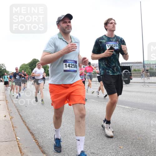 29.06.2025 - hella hamburg halbmarathon Lena Gebhardt http://msf.ph/oto/8292139 29.06.2025 10:46:43 Lombardsbrücke 1073, 1286, 1363, 1371, 1375, 1429, 1465, 1608, 1720, 1837, 1999, 2162, 2211, 2320, 2500, 2556, 2665, 2697, 2981, 3277, 3406, 3407, 3469, 3734, 3823, 4119, 4202, 4296, 4342, 4355, 4448, 4604, 5111, 5114, 5697, 5700, 5796, 5854, 5953, 6068, 6124, 6161, 6740, 7303, 7364, 7368, 7374, 7412, 7767, 7827, 7960, 8047, 8477, 8486, 8551, 8553, 8684, 8700, 9129, 9337, 9691, 10153, 10230, 11361, 12298, 12333, 12507, 12522, 13969, 14261, 15852, 16882, 16987 meine-sportfotos.de