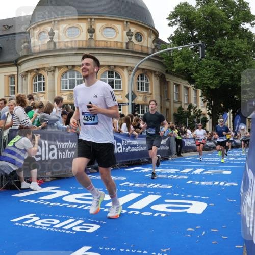 29.06.2025 - hella hamburg halbmarathon Strokosch-Dieckow http://msf.ph/oto/8292175 29.06.2025 10:50:25 Ziel 3414, 4127, 4247, 5447, 6282, 6795, 7397, 8153, 8899, 11455, 12035, 12624, 12949, 13812, 14034, 14626, 16242, 16806, 17247, 17319, 18394 meine-sportfotos.de