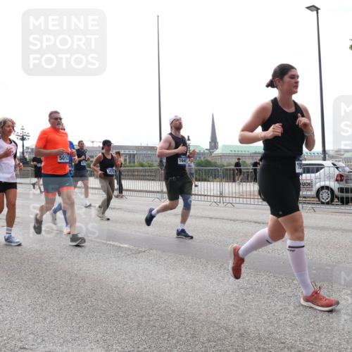 29.06.2025 - hella hamburg halbmarathon Lena Gebhardt http://msf.ph/oto/8292253 29.06.2025 10:36:25 Lombardsbrücke 5012, 9229, 5809, 1646, 1008, 1010, 1036, 1102, 1183, 1224, 1775, 1780, 1835, 2124, 2520, 2588, 2870, 3398, 3401, 3404, 3428, 3699, 3741, 3877, 4084, 4245, 4326, 4442, 4798, 4937, 5012, 5246, 5427, 5540, 5573, 5666, 5747, 5809, 5919, 6092, 6093, 6184, 6190, 6417, 6667, 6896, 7086, 7111, 7140, 7275, 7575, 7576, 7632, 8356, 8498, 8530, 8581, 8945, 8947, 9115, 9117, 9229, 9500, 13265, 15077, 17156, 17807, 18152, 18488 meine-sportfotos.de