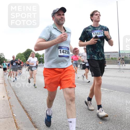29.06.2025 - hella hamburg halbmarathon Lena Gebhardt http://msf.ph/oto/8292273 29.06.2025 10:46:43 Lombardsbrücke 1073, 1286, 1363, 1371, 1375, 1429, 1465, 1608, 1720, 1837, 1999, 2162, 2211, 2320, 2500, 2556, 2665, 2697, 2981, 3277, 3406, 3407, 3469, 3734, 3823, 4119, 4202, 4296, 4342, 4355, 4448, 4604, 5111, 5114, 5697, 5700, 5796, 5854, 5953, 6068, 6124, 6161, 6740, 7303, 7364, 7368, 7374, 7412, 7767, 7827, 7960, 8047, 8477, 8486, 8551, 8553, 8684, 8700, 9129, 9337, 9691, 10153, 10230, 11361, 12298, 12333, 12507, 12522, 13969, 14261, 15852, 16882, 16987 meine-sportfotos.de