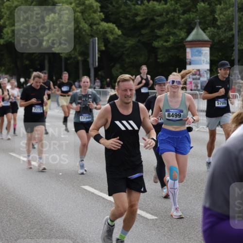 29.06.2025 - hella hamburg halbmarathon Jannik Wohlers http://msf.ph/oto/8292278 29.06.2025 10:36:23 Lombardsbrücke 1118, 1253, 1948, 1952, 1954, 2552, 2588, 3873, 3895, 4084, 4618, 4762, 4996, 5789, 6156, 6359, 7773, 8499, 8936, 8937, 9295, 9500, 9694, 9701, 10123, 10487, 10862, 11672, 11831, 11912, 12218, 12302, 12605, 12770, 12775, 13092, 13106, 13165, 13265, 13266, 13657, 13704, 13902, 13903, 14695, 15077, 15588, 15805, 15972, 15992, 16228, 16309, 16885, 16977, 17018, 17115, 17156, 17349, 17504, 18152, 18174, 18482, 18488 meine-sportfotos.de