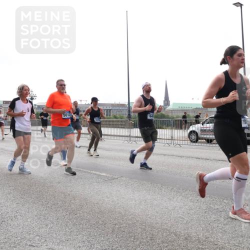 29.06.2025 - hella hamburg halbmarathon Lena Gebhardt http://msf.ph/oto/8292282 29.06.2025 10:36:26 Lombardsbrücke 9229, 5012, 1646, 5809, 1008, 1010, 1036, 1102, 1183, 1224, 1775, 1780, 1835, 1948, 2124, 2520, 2588, 2870, 3398, 3401, 3404, 3428, 3699, 3741, 3877, 4084, 4245, 4326, 4442, 4937, 5012, 5246, 5427, 5540, 5573, 5666, 5747, 5809, 5919, 6092, 6093, 6184, 6190, 6417, 6667, 6896, 7086, 7111, 7140, 7275, 7575, 7576, 7632, 8356, 8498, 8530, 8581, 8945, 9115, 9117, 9229, 9500, 13265, 15077, 17156, 17807, 18152, 18488 meine-sportfotos.de