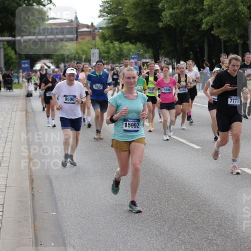 29.06.2025 - hella hamburg halbmarathon Jannik Wohlers http://msf.ph/oto/8292418 29.06.2025 10:36:24 Lombardsbrücke 1118, 1253, 1948, 1952, 1954, 2552, 2588, 3165, 3873, 3895, 4084, 4618, 4762, 4996, 5789, 6156, 6359, 7773, 8499, 8936, 8937, 9295, 9500, 9694, 9701, 10123, 10487, 10862, 11672, 11831, 11912, 12218, 12302, 12605, 12770, 12775, 13092, 13106, 13165, 13265, 13266, 13657, 13704, 13902, 13903, 14695, 15077, 15588, 15805, 15972, 15992, 16228, 16309, 16885, 16977, 17018, 17115, 17156, 17349, 17504, 18152, 18174, 18482, 18488 meine-sportfotos.de