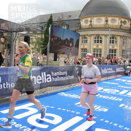 29.06.2025 - hella hamburg halbmarathon Michael Strokosch http://msf.ph/oto/8292441 29.06.2025 10:56:22 Ziel 1193, 4029, 5465, 5672, 7547, 9903, 10789, 11231, 11309, 12348, 15300, 16375, 17468, 18117, 18495, 18652, 18741, 19152 meine-sportfotos.de