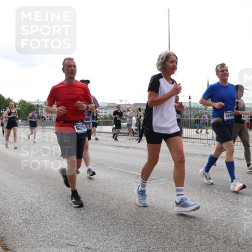 29.06.2025 - hella hamburg halbmarathon Lena Gebhardt http://msf.ph/oto/8292476 29.06.2025 10:36:27 Lombardsbrücke 5427, 9229, 809, 18466, 1008, 1010, 1102, 1183, 1224, 1775, 1780, 1835, 1948, 2124, 2520, 2588, 2870, 3398, 3401, 3404, 3428, 3699, 3741, 3877, 4084, 4245, 4326, 4442, 4937, 5012, 5246, 5427, 5540, 5573, 5666, 5747, 5809, 5919, 6092, 6093, 6156, 6184, 6190, 6417, 6667, 6896, 7086, 7111, 7140, 7275, 7575, 7576, 7632, 8356, 8498, 8530, 8581, 8945, 9115, 9117, 9229, 9500, 9694, 13265, 15077, 17156, 17807, 18152, 18488 meine-sportfotos.de