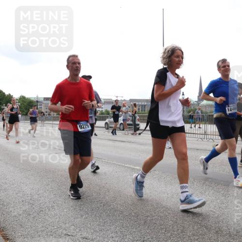 29.06.2025 - hella hamburg halbmarathon Lena Gebhardt http://msf.ph/oto/8292517 29.06.2025 10:36:27 Lombardsbrücke 5427, 9229, 18466, 1008, 1010, 1102, 1183, 1224, 1775, 1780, 1835, 1948, 2124, 2520, 2588, 2870, 3398, 3401, 3404, 3428, 3699, 3741, 3877, 4084, 4245, 4326, 4442, 4937, 5012, 5246, 5427, 5540, 5573, 5666, 5747, 5809, 5919, 6092, 6093, 6156, 6184, 6190, 6417, 6667, 6896, 7086, 7111, 7140, 7275, 7575, 7576, 7632, 8356, 8498, 8530, 8581, 8945, 9115, 9117, 9229, 9500, 9694, 13265, 15077, 17156, 17807, 18152, 18488 meine-sportfotos.de