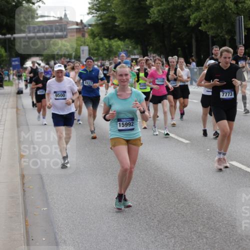 29.06.2025 - hella hamburg halbmarathon Jannik Wohlers http://msf.ph/oto/8292525 29.06.2025 10:36:25 Lombardsbrücke 1118, 1253, 1948, 1952, 1954, 2552, 2588, 3165, 3873, 3895, 4084, 4618, 4762, 4996, 5789, 6156, 6359, 7773, 8499, 8936, 8937, 9295, 9500, 9694, 9701, 10123, 10487, 10862, 11672, 11831, 11912, 12218, 12302, 12532, 12605, 12770, 12775, 13092, 13106, 13165, 13265, 13266, 13657, 13704, 13902, 13903, 14695, 15077, 15588, 15805, 15972, 15992, 16228, 16309, 16885, 16977, 17018, 17115, 17156, 17349, 17504, 18174, 18482, 18488 meine-sportfotos.de