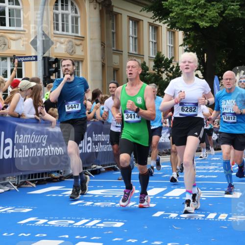 29.06.2025 - hella hamburg halbmarathon Strokosch-Dieckow http://msf.ph/oto/8292555 29.06.2025 10:50:33 Ziel 1399, 1750, 3414, 4127, 4346, 5447, 6282, 6662, 6712, 7397, 7583, 7786, 8153, 8576, 9057, 11214, 11455, 12624, 13808, 13812, 13875, 14626, 15519, 15803, 16291, 16806, 17179, 17247, 17319, 18006, 18413, 18820 meine-sportfotos.de