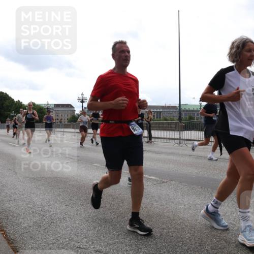 29.06.2025 - hella hamburg halbmarathon Lena Gebhardt http://msf.ph/oto/8292556 29.06.2025 10:36:27 Lombardsbrücke 1846, 1008, 1010, 1102, 1183, 1224, 1775, 1780, 1835, 1948, 2124, 2520, 2588, 2870, 3398, 3401, 3404, 3428, 3699, 3741, 3877, 4084, 4245, 4326, 4442, 4937, 5012, 5246, 5427, 5540, 5573, 5666, 5747, 5809, 5919, 6092, 6093, 6156, 6184, 6190, 6417, 6667, 6896, 7086, 7111, 7140, 7275, 7575, 7576, 7632, 8356, 8498, 8530, 8581, 8945, 9115, 9117, 9229, 9500, 9694, 13265, 15077, 17156, 17807, 18152, 18488 meine-sportfotos.de