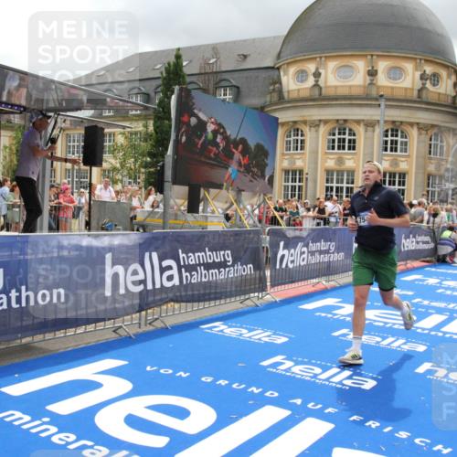 29.06.2025 - hella hamburg halbmarathon Michael Strokosch http://msf.ph/oto/8292570 29.06.2025 10:56:23 Ziel 1193, 3048, 4029, 5465, 5672, 7547, 9622, 9903, 10789, 11231, 11309, 12348, 15300, 16375, 18117, 18495, 18652, 18741, 19152 meine-sportfotos.de