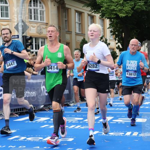 29.06.2025 - hella hamburg halbmarathon Strokosch-Dieckow http://msf.ph/oto/8292580 29.06.2025 10:50:33 Ziel 1399, 1750, 3414, 4127, 4346, 5447, 6282, 6662, 6712, 7397, 7583, 7786, 8153, 8576, 9057, 11214, 11455, 12624, 13808, 13812, 13875, 14626, 15519, 15803, 16291, 16806, 17179, 17247, 17319, 18006, 18413, 18820 meine-sportfotos.de