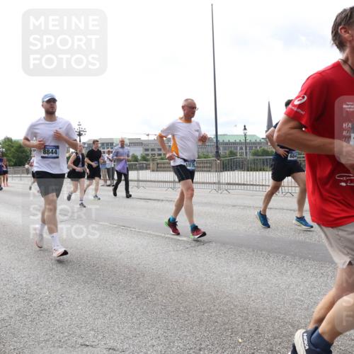 29.06.2025 - hella hamburg halbmarathon Lena Gebhardt http://msf.ph/oto/8292582 29.06.2025 10:21:21 Lombardsbrücke 8844, 14519, 684, 1028, 1072, 1266, 1401, 1658, 2271, 2383, 2635, 2815, 2956, 2986, 3122, 3161, 3453, 3770, 3813, 3817, 3825, 3826, 4082, 4350, 4697, 4786, 5041, 5061, 5122, 5373, 5395, 5412, 5493, 5759, 5767, 6103, 6275, 6308, 6844, 7228, 7375, 7522, 7553, 7608, 7781, 8095, 8286, 8724, 8726, 8844, 8896, 9005, 9011, 9100, 9108, 9236, 9369, 9483, 9499, 9501, 9532, 9624, 10374, 10585, 10602, 10874, 11698, 12175, 12694, 13057, 13508 meine-sportfotos.de