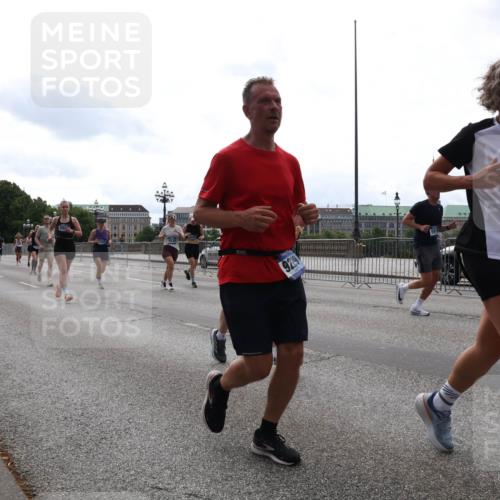 29.06.2025 - hella hamburg halbmarathon Lena Gebhardt http://msf.ph/oto/8292588 29.06.2025 10:36:27 Lombardsbrücke 155, 9229, 1008, 1010, 1102, 1183, 1224, 1775, 1780, 1835, 1948, 2124, 2520, 2588, 2870, 3398, 3401, 3404, 3428, 3699, 3741, 3877, 4084, 4245, 4326, 4442, 4937, 5012, 5246, 5427, 5540, 5573, 5666, 5747, 5809, 5919, 6092, 6093, 6156, 6184, 6190, 6417, 6667, 6896, 7086, 7111, 7140, 7275, 7575, 7576, 7632, 8356, 8498, 8530, 8581, 8945, 9115, 9117, 9229, 9500, 9694, 13265, 15077, 17156, 17807, 18152, 18488 meine-sportfotos.de
