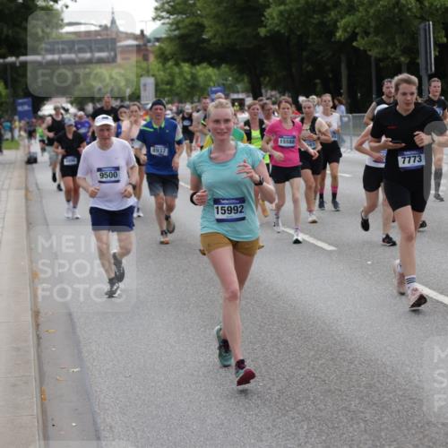 29.06.2025 - hella hamburg halbmarathon Jannik Wohlers http://msf.ph/oto/8292618 29.06.2025 10:36:25 Lombardsbrücke 1118, 1253, 1948, 1952, 1954, 2552, 2588, 3165, 3873, 3895, 4084, 4618, 4762, 4996, 5789, 6156, 6359, 7773, 8499, 8936, 8937, 9295, 9500, 9694, 9701, 10123, 10487, 10862, 11672, 11831, 11912, 12218, 12302, 12532, 12605, 12770, 12775, 13092, 13106, 13165, 13265, 13266, 13657, 13704, 13902, 13903, 14695, 15077, 15588, 15805, 15972, 15992, 16228, 16309, 16885, 16977, 17018, 17115, 17156, 17349, 17504, 18174, 18482, 18488 meine-sportfotos.de