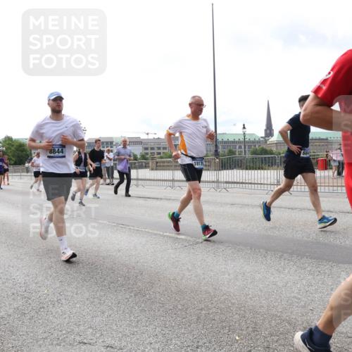 29.06.2025 - hella hamburg halbmarathon Lena Gebhardt http://msf.ph/oto/8292627 29.06.2025 10:21:21 Lombardsbrücke 8844, 1449, 684, 18170, 14519, 1028, 1072, 1266, 1401, 1658, 2271, 2383, 2635, 2815, 2956, 2986, 3122, 3161, 3453, 3770, 3813, 3817, 3825, 3826, 4082, 4350, 4697, 4786, 5041, 5061, 5122, 5373, 5395, 5412, 5493, 5759, 5767, 6103, 6275, 6308, 6844, 7228, 7375, 7522, 7553, 7608, 7781, 8095, 8286, 8724, 8726, 8844, 8896, 9005, 9011, 9100, 9108, 9236, 9369, 9483, 9499, 9501, 9532, 9624, 10374, 10585, 10602, 10874, 11698, 12175, 12694, 13057, 13508 meine-sportfotos.de