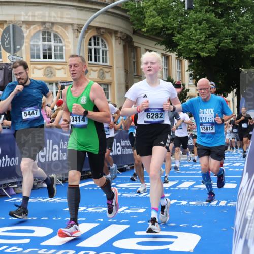 29.06.2025 - hella hamburg halbmarathon Strokosch-Dieckow http://msf.ph/oto/8292635 29.06.2025 10:50:34 Ziel 1399, 1750, 3414, 4127, 4346, 5447, 6282, 6662, 6712, 7134, 7397, 7583, 7786, 7952, 8153, 8576, 9057, 11214, 11356, 11455, 13701, 13808, 13812, 13875, 14626, 15519, 15803, 16291, 16806, 17179, 17247, 17319, 18006, 18413, 18820 meine-sportfotos.de