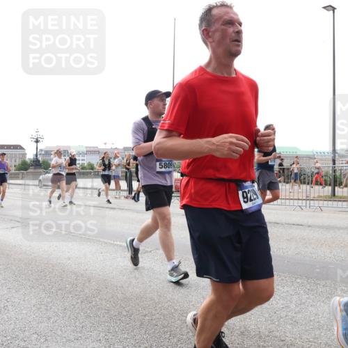 29.06.2025 - hella hamburg halbmarathon Lena Gebhardt http://msf.ph/oto/8292642 29.06.2025 10:36:28 Lombardsbrücke 5747, 5540, 5809, 929, 1008, 1010, 1102, 1183, 1224, 1775, 1780, 1835, 1948, 2124, 2520, 2588, 2870, 3398, 3404, 3428, 3699, 3741, 3877, 4084, 4245, 4326, 4442, 4618, 4937, 5012, 5246, 5427, 5540, 5573, 5666, 5747, 5809, 5919, 6092, 6093, 6156, 6184, 6190, 6417, 6667, 6896, 7086, 7111, 7140, 7275, 7575, 7576, 7632, 8356, 8498, 8530, 8581, 8945, 9115, 9117, 9229, 9500, 9694, 13265, 15077, 17156, 17807, 18152, 18488 meine-sportfotos.de