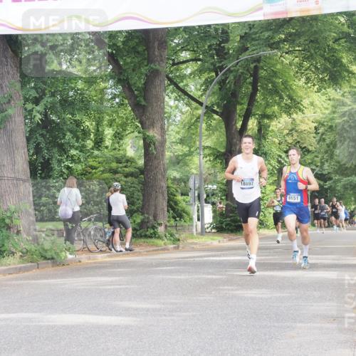 29.06.2025 - hella hamburg halbmarathon KatJ http://msf.ph/oto/8292659 29.06.2025 10:13:11 Zwischen KM18-KM19 4128, 4571 meine-sportfotos.de