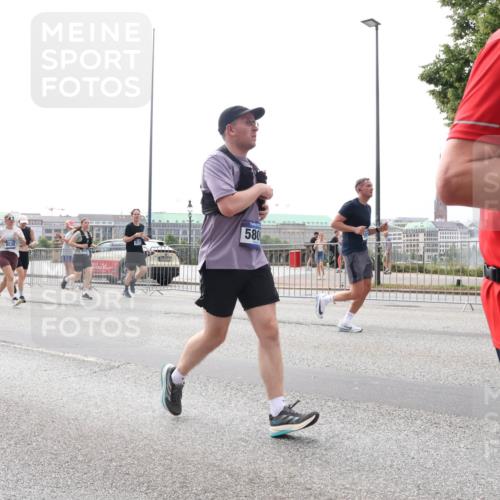 29.06.2025 - hella hamburg halbmarathon Lena Gebhardt http://msf.ph/oto/8292669 29.06.2025 10:36:28 Lombardsbrücke 5500, 17943, 580, 1008, 1010, 1102, 1183, 1224, 1775, 1780, 1835, 1948, 2124, 2520, 2588, 2870, 3398, 3404, 3428, 3699, 3741, 3877, 4084, 4245, 4326, 4442, 4618, 4937, 5012, 5246, 5427, 5540, 5573, 5666, 5747, 5809, 5919, 6092, 6093, 6156, 6184, 6190, 6417, 6667, 6896, 7086, 7111, 7140, 7275, 7575, 7576, 7632, 8356, 8498, 8530, 8581, 8945, 9115, 9117, 9229, 9500, 9694, 13265, 15077, 17156, 17807, 18152, 18488 meine-sportfotos.de
