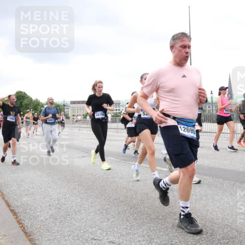 29.06.2025 - hella hamburg halbmarathon Lena Gebhardt http://msf.ph/oto/8292674 29.06.2025 10:55:55 Lombardsbrücke 5, 16768, 12902, 18907, 12695, 9956, 16651, 625, 1616, 1738, 1873, 1909, 1917, 2095, 2793, 3101, 3244, 3268, 4265, 4354, 4470, 4473, 4836, 4896, 5220, 5222, 5306, 5487, 5575, 5580, 5994, 6055, 6056, 6113, 6257, 6494, 6594, 6968, 7516, 7548, 7616, 7969, 8005, 8110, 8305, 8527, 8532, 8533, 8626, 8648, 9435, 9548, 9606, 9614, 9618, 9838, 9857, 9858, 9861, 9865, 9956, 10094, 10436, 10438, 10449, 10559, 10593, 10640, 10987, 11903, 11962, 11963, 12695, 12902 meine-sportfotos.de