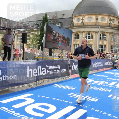 29.06.2025 - hella hamburg halbmarathon Michael Strokosch http://msf.ph/oto/8292678 29.06.2025 10:56:23 Ziel 1193, 3048, 4029, 5465, 5672, 7547, 9622, 9903, 10789, 11231, 11309, 12348, 15300, 16375, 18117, 18495, 18652, 18741, 19152 meine-sportfotos.de