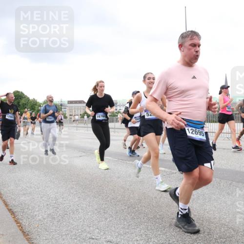 29.06.2025 - hella hamburg halbmarathon Lena Gebhardt http://msf.ph/oto/8292710 29.06.2025 10:55:55 Lombardsbrücke 52, 16768, 12902, 1043, 18907, 12695, 99, 625, 16651, 1616, 1738, 1873, 1909, 1917, 2095, 2793, 3101, 3244, 3268, 4265, 4354, 4470, 4473, 4836, 4896, 5220, 5222, 5306, 5487, 5575, 5580, 5994, 6055, 6056, 6113, 6257, 6494, 6594, 6968, 7516, 7548, 7616, 7969, 8005, 8110, 8305, 8527, 8532, 8533, 8626, 8648, 9435, 9548, 9606, 9614, 9618, 9838, 9857, 9858, 9861, 9865, 9956, 10094, 10436, 10438, 10449, 10559, 10593, 10640, 10987, 11903, 11962, 11963, 12695, 12902 meine-sportfotos.de