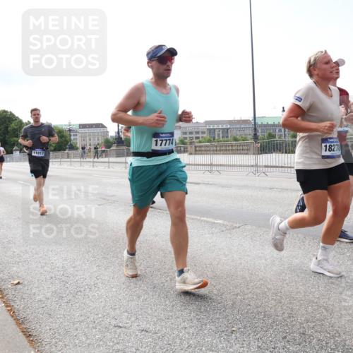 29.06.2025 - hella hamburg halbmarathon Lena Gebhardt http://msf.ph/oto/8292718 29.06.2025 10:11:53 Lombardsbrücke 1062, 1328, 1531, 1790, 1866, 1992, 3363, 4227, 5379, 5605, 7571, 8115, 8807, 8810, 9191, 9428, 10042, 10409, 10428, 11321, 11507, 11525, 11537, 11581, 11917, 12473, 13171, 13177, 13203, 13542, 13939, 13958, 14008, 14060, 14196, 14384, 15137, 15797, 15945, 16976, 17080, 17638, 17774, 17866, 18261, 18278, 18395, 18429, 18655 meine-sportfotos.de