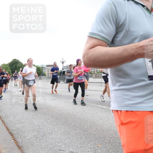 29.06.2025 - hella hamburg halbmarathon Lena Gebhardt http://msf.ph/oto/8292727 29.06.2025 10:46:44 Lombardsbrücke 1073, 1286, 1363, 1371, 1375, 1429, 1465, 1608, 1720, 1837, 1999, 2162, 2211, 2320, 2327, 2500, 2556, 2665, 2697, 2981, 3277, 3406, 3407, 3469, 3734, 3823, 4119, 4202, 4296, 4342, 4355, 4448, 4604, 5111, 5114, 5700, 5796, 5854, 5953, 6068, 6124, 6161, 6496, 6740, 7303, 7364, 7368, 7374, 7412, 7767, 7827, 7960, 8047, 8477, 8486, 8551, 8553, 8684, 8700, 9337, 9691, 10153, 10230, 12298, 12333, 12522, 13969, 14261, 15852, 16882, 16987 meine-sportfotos.de