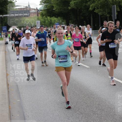 29.06.2025 - hella hamburg halbmarathon Jannik Wohlers http://msf.ph/oto/8292731 29.06.2025 10:36:25 Lombardsbrücke 1118, 1253, 1948, 1952, 1954, 2552, 2588, 3165, 3873, 3895, 4084, 4618, 4762, 4996, 5789, 6156, 6359, 7773, 8499, 8936, 8937, 9295, 9500, 9694, 9701, 10123, 10487, 10862, 11672, 11831, 11912, 12218, 12302, 12532, 12605, 12770, 12775, 13092, 13106, 13165, 13265, 13266, 13657, 13704, 13902, 13903, 14695, 15077, 15588, 15805, 15972, 15992, 16228, 16309, 16885, 16977, 17018, 17115, 17156, 17349, 17504, 18174, 18482, 18488 meine-sportfotos.de