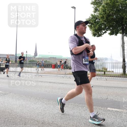 29.06.2025 - hella hamburg halbmarathon Lena Gebhardt http://msf.ph/oto/8292771 29.06.2025 10:36:28 Lombardsbrücke 580, 591, 1008, 1010, 1102, 1183, 1224, 1775, 1780, 1835, 1948, 2124, 2520, 2588, 2870, 3398, 3404, 3428, 3699, 3741, 3877, 4084, 4245, 4326, 4442, 4618, 4937, 5012, 5246, 5427, 5540, 5573, 5666, 5747, 5809, 5919, 6092, 6093, 6156, 6184, 6190, 6417, 6667, 6896, 7086, 7111, 7140, 7275, 7575, 7576, 7632, 8356, 8498, 8530, 8581, 8945, 9115, 9117, 9229, 9500, 9694, 13265, 15077, 17156, 17807, 18152, 18488 meine-sportfotos.de