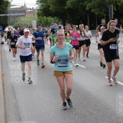 29.06.2025 - hella hamburg halbmarathon Jannik Wohlers http://msf.ph/oto/8292809 29.06.2025 10:36:25 Lombardsbrücke 1118, 1253, 1948, 1952, 1954, 2552, 2588, 3165, 3873, 3895, 4084, 4618, 4762, 4996, 5789, 6156, 6359, 7773, 8499, 8936, 8937, 9295, 9500, 9694, 9701, 10123, 10487, 10862, 11672, 11831, 11912, 12218, 12302, 12532, 12605, 12770, 12775, 13092, 13106, 13165, 13265, 13266, 13657, 13704, 13902, 13903, 14695, 15077, 15588, 15805, 15972, 15992, 16228, 16309, 16885, 16977, 17018, 17115, 17156, 17349, 17504, 18174, 18482, 18488 meine-sportfotos.de